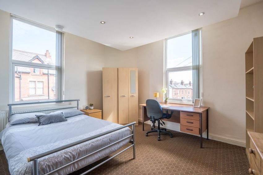 Room Sharrow Vale Road in Sheffield