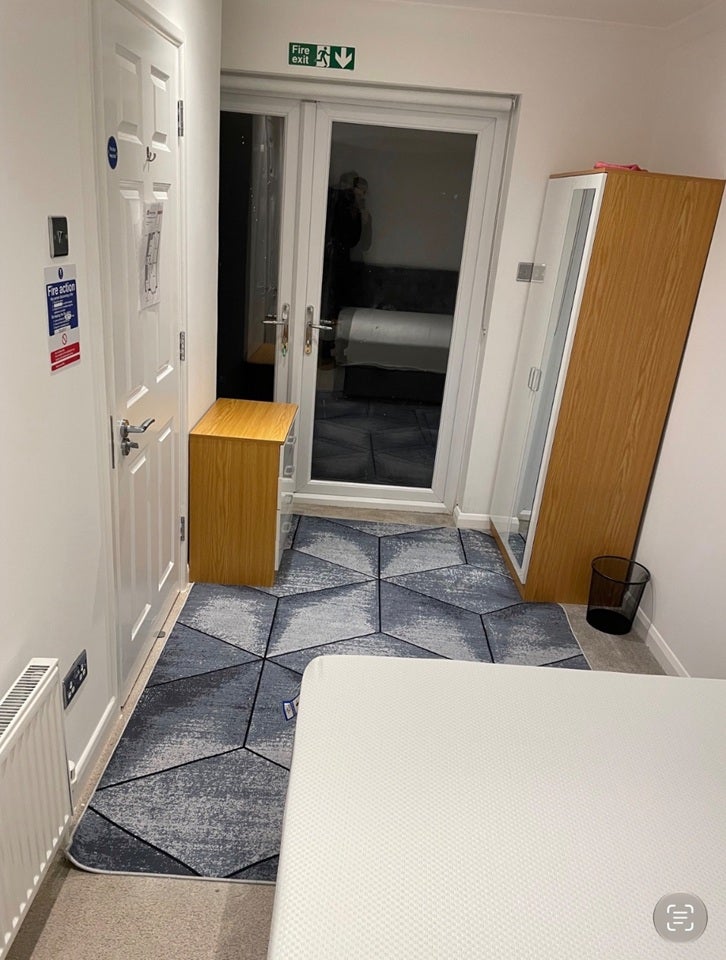 Room Oakdene Road in Watford