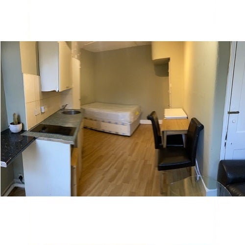 Room Ravenscroft Road in London