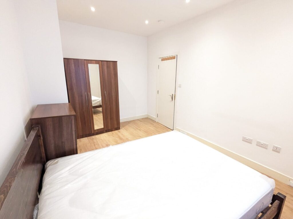 Flat Ellis Close in Greater London