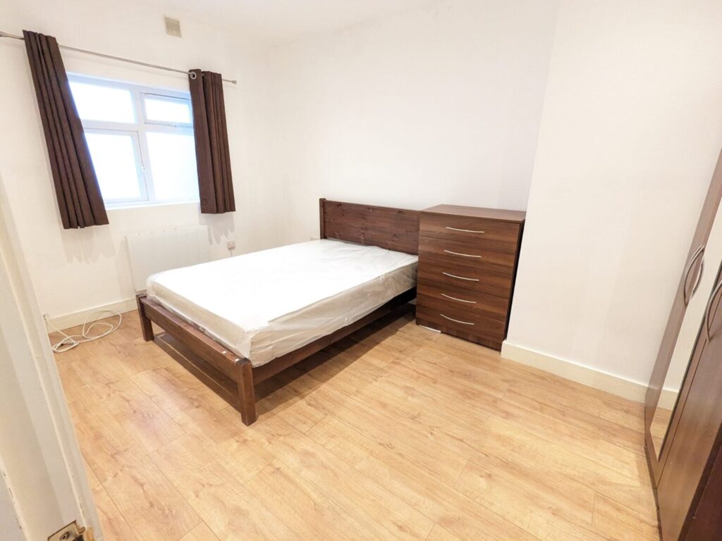 Flat Ellis Close in Greater London