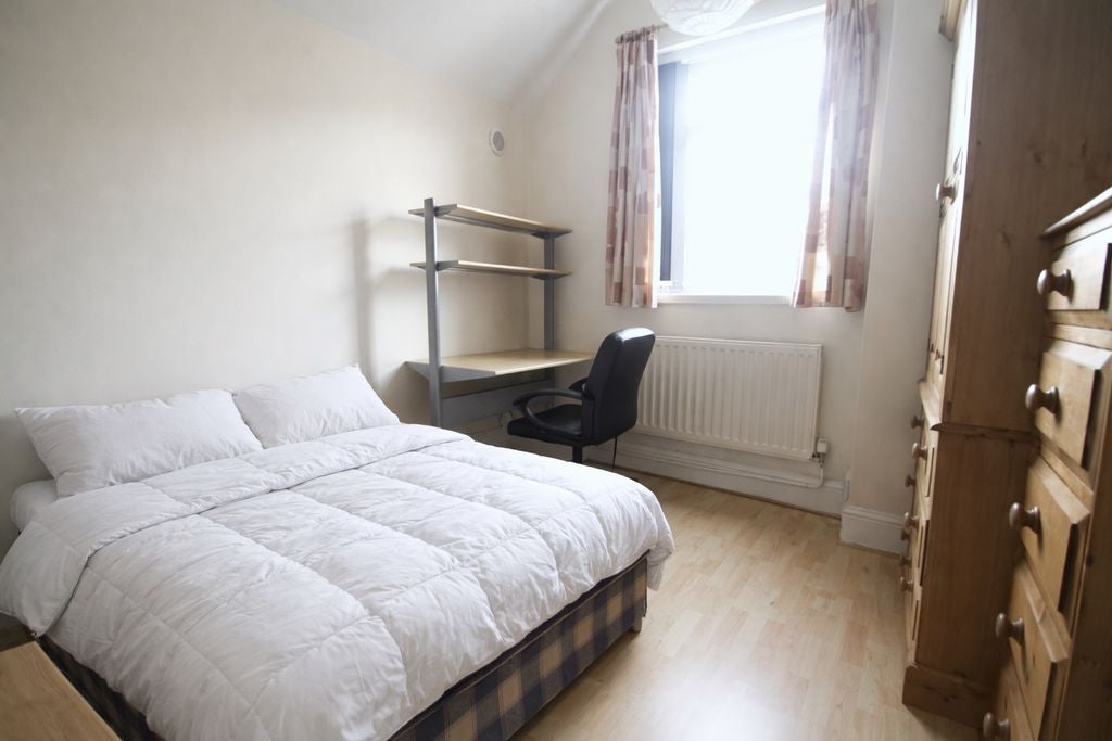 Room Elmsthorpe Avenue in Nottingham
