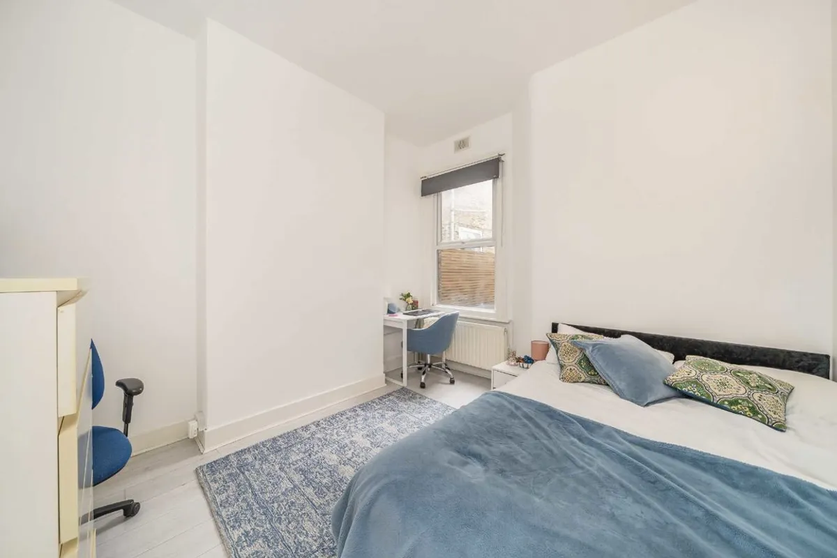 Flat Rudloe Road in Greater London