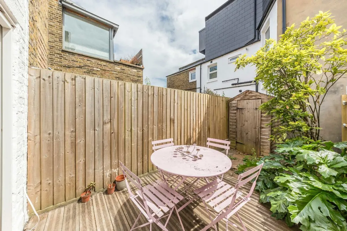 Flat Rudloe Road in Greater London