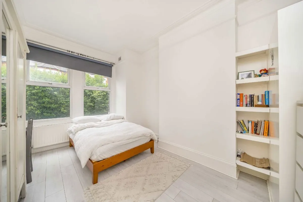 Flat Rudloe Road in Greater London