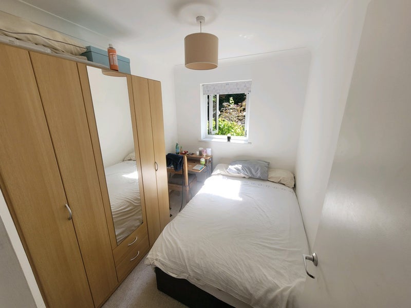 Room Hillbury Road in Greater London