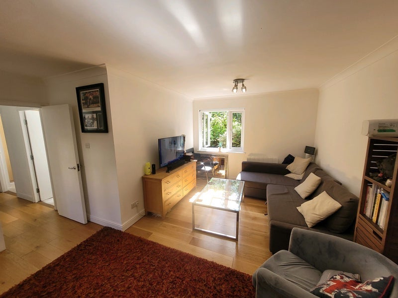 Room Hillbury Road in Greater London