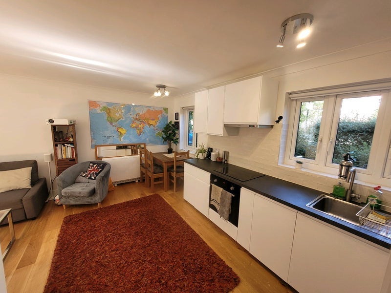 Room Hillbury Road in Greater London