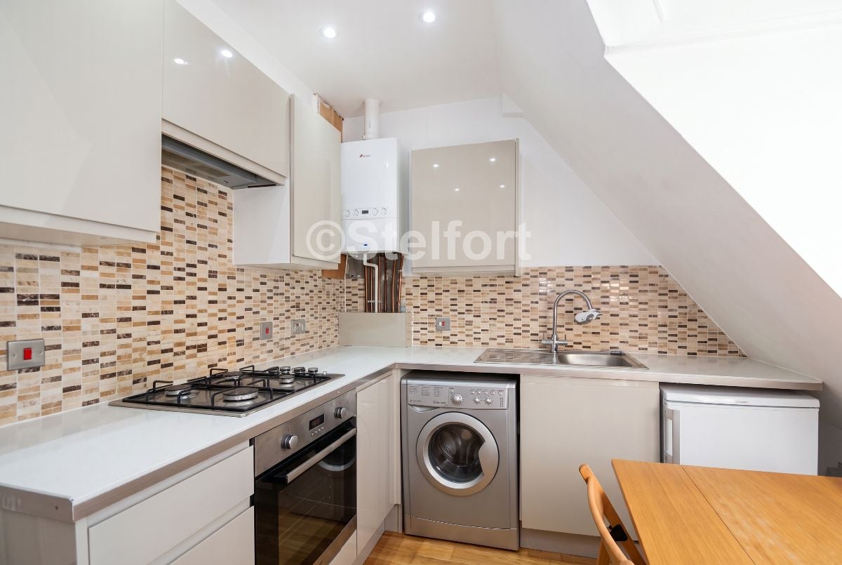 Flat Hartham Road in Greater London