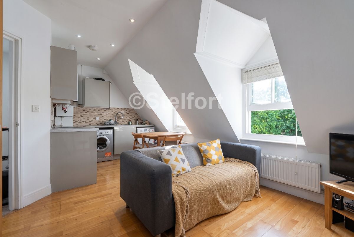 Flat Hartham Road in Greater London