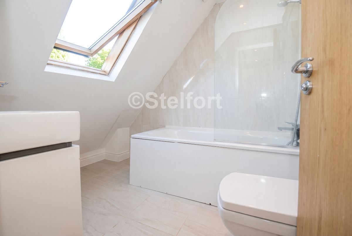Flat Hartham Road in Greater London