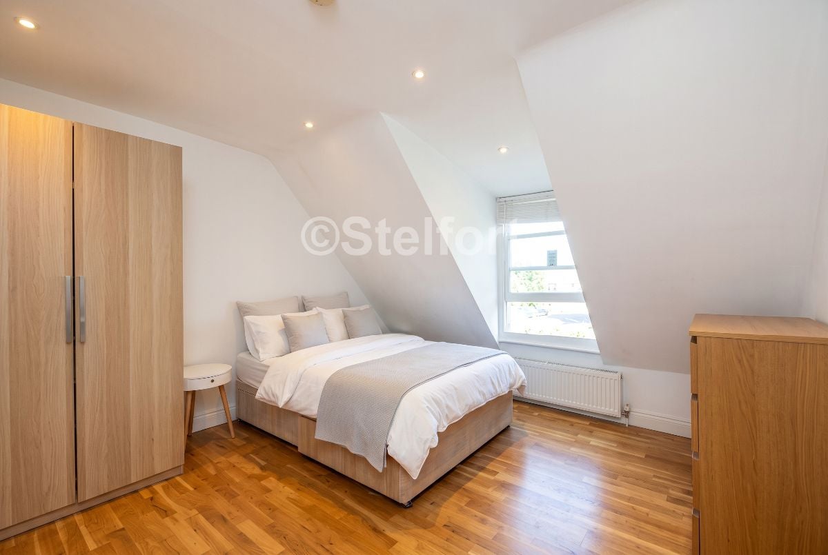 Flat Hartham Road in Greater London