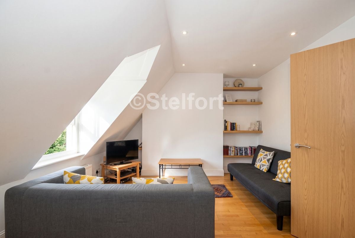 Flat Hartham Road in Greater London