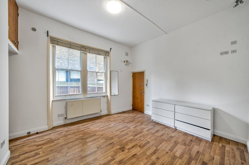 Flat Exeter Road in Greater London