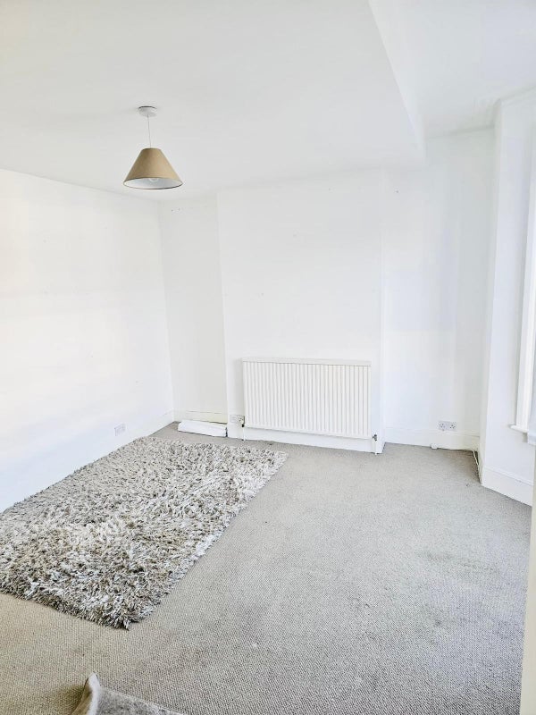 Room Revelon Road in Greater London