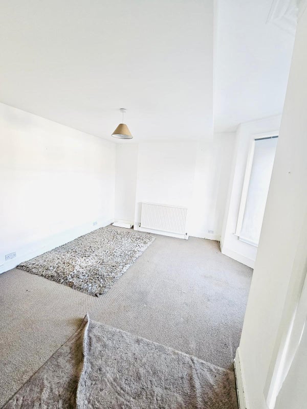 Room Revelon Road in Greater London