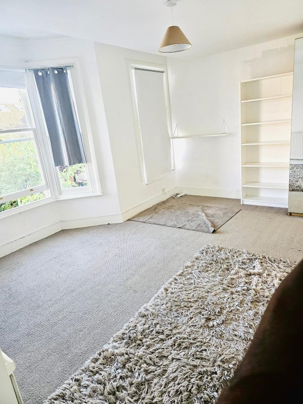 Room Revelon Road in Greater London