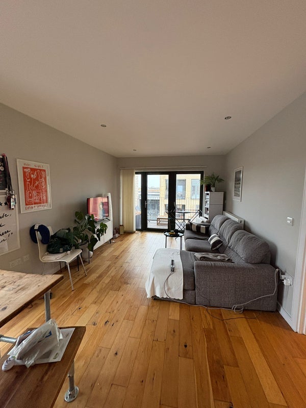 Flat Crawshay Road in Greater London