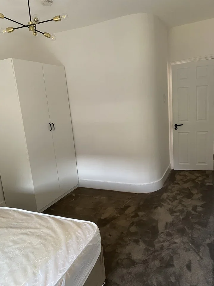 Room Benares Road in Greater London