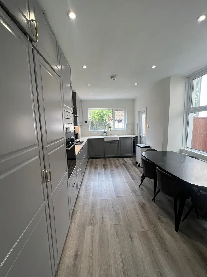Room Benares Road in Greater London