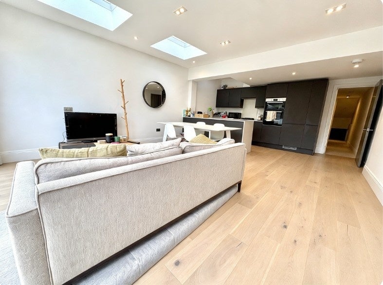 Flat Earlsfield Road in Greater London