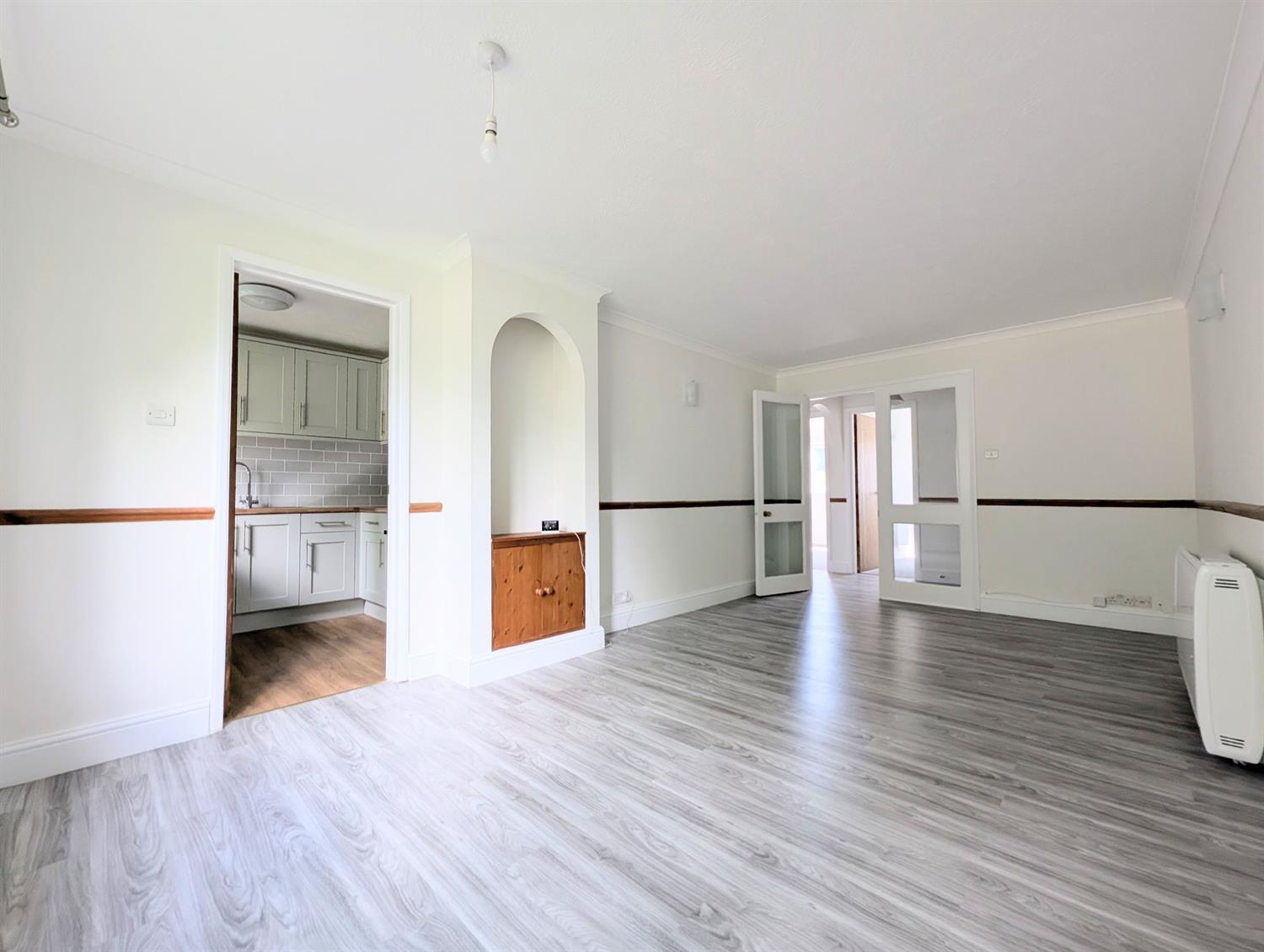 Flat Newbridge Close in Horsham