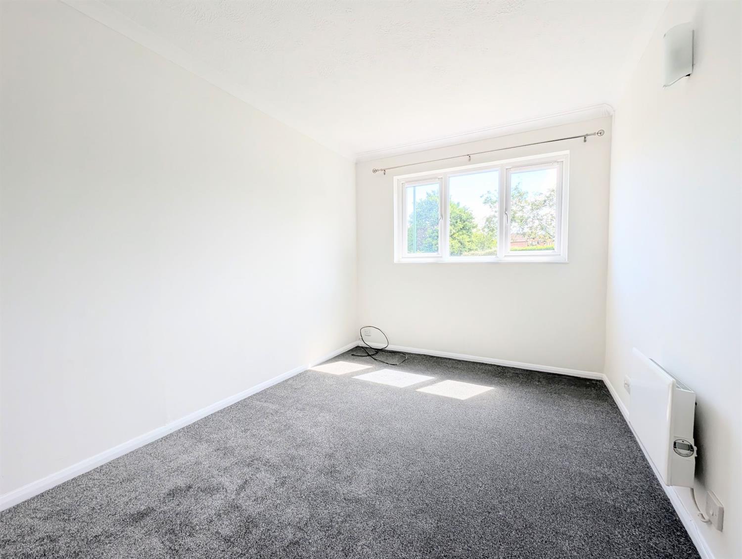 Flat Newbridge Close in Horsham