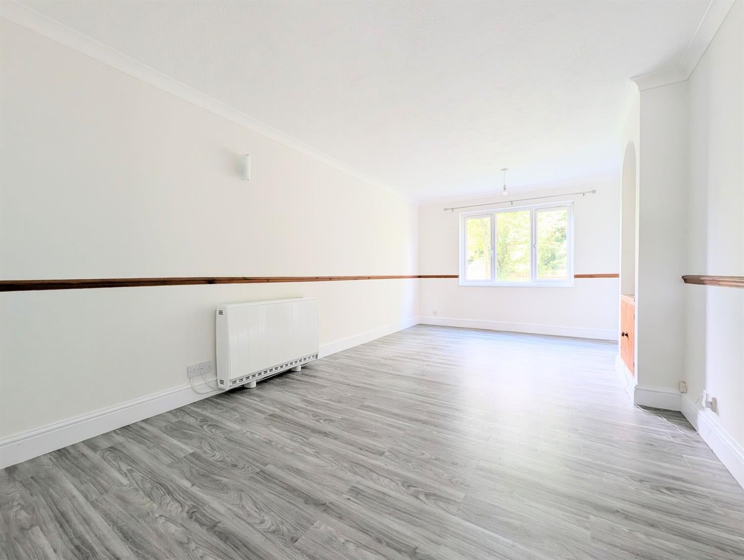 Flat Newbridge Close in Horsham