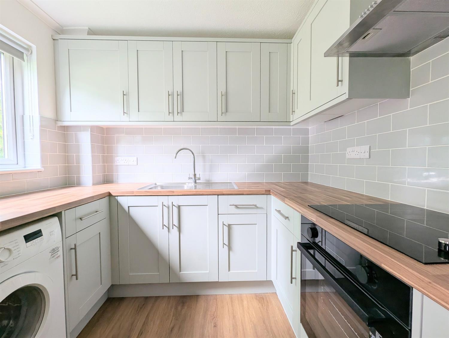 Flat Newbridge Close in Horsham