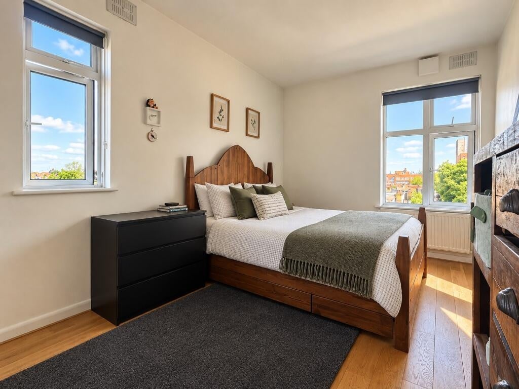 Flat Brixton Hill in Greater London