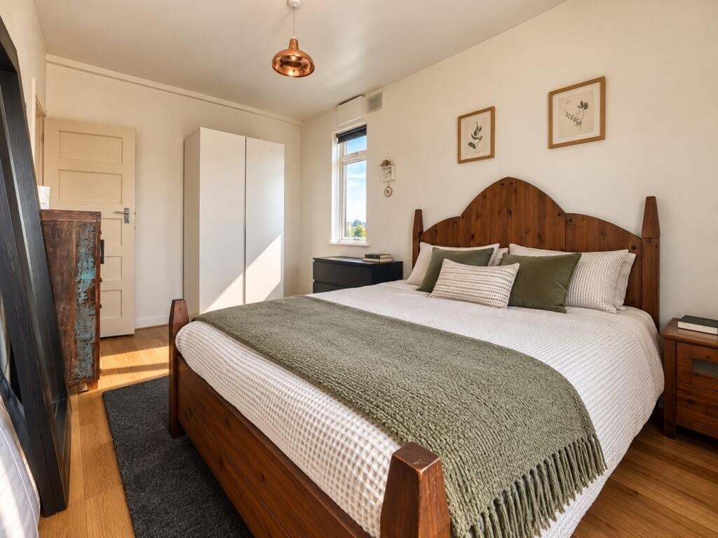Flat Brixton Hill in Greater London