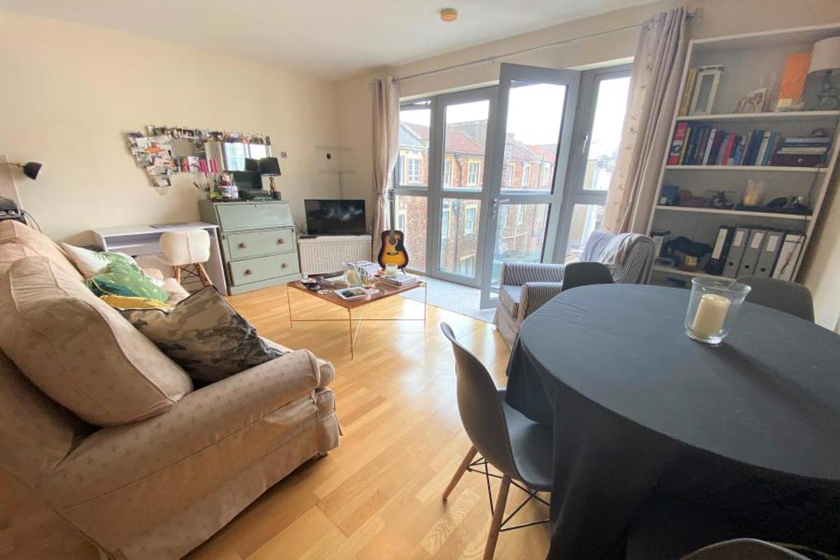Flat Elmdale Road in Bristol
