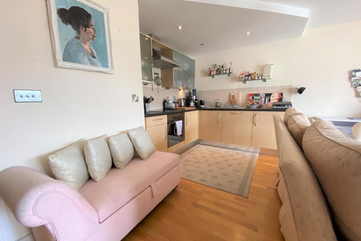 Flat Elmdale Road in Bristol