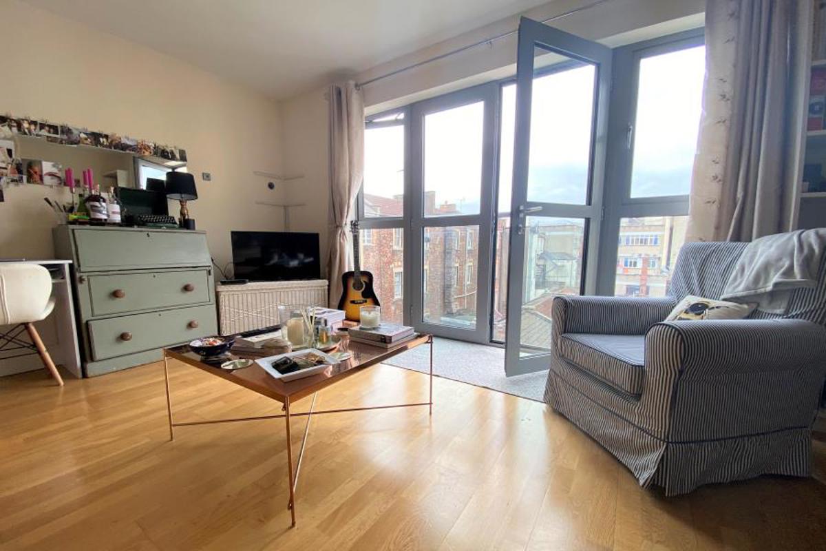 Flat Elmdale Road in Bristol