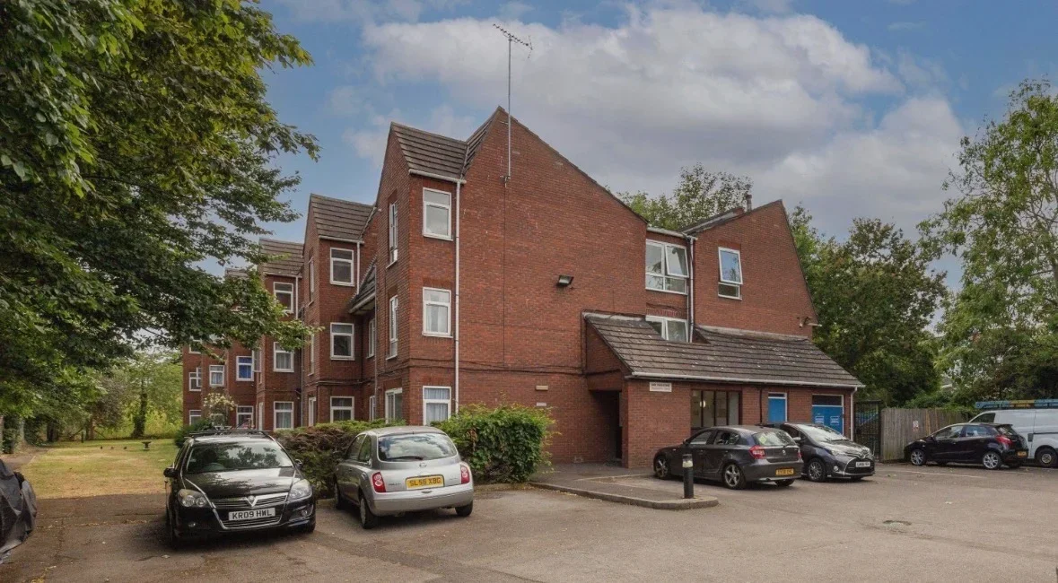 Flat Hanger View Way in Greater London