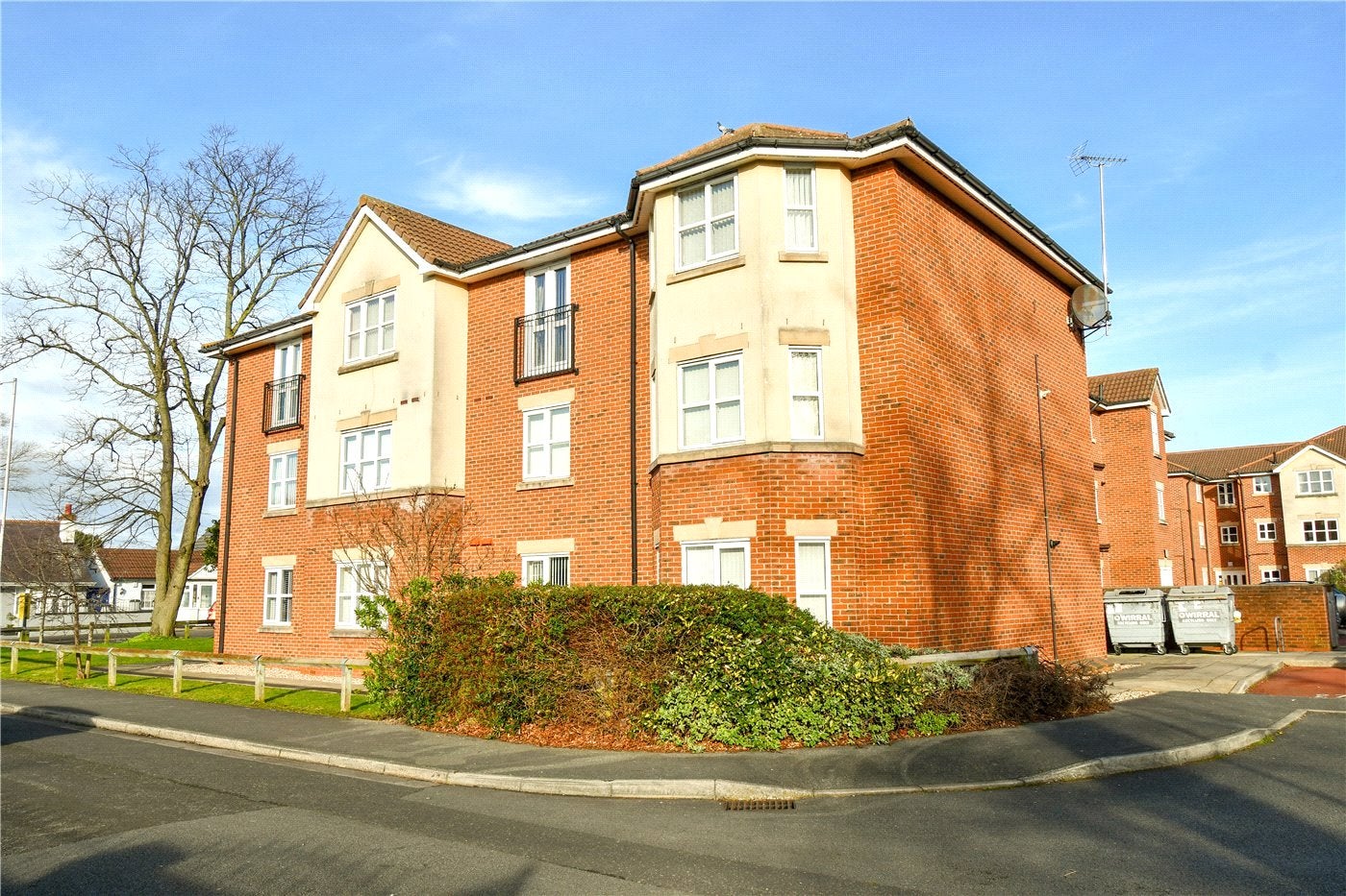Flat Ladybower Close in Moreton
