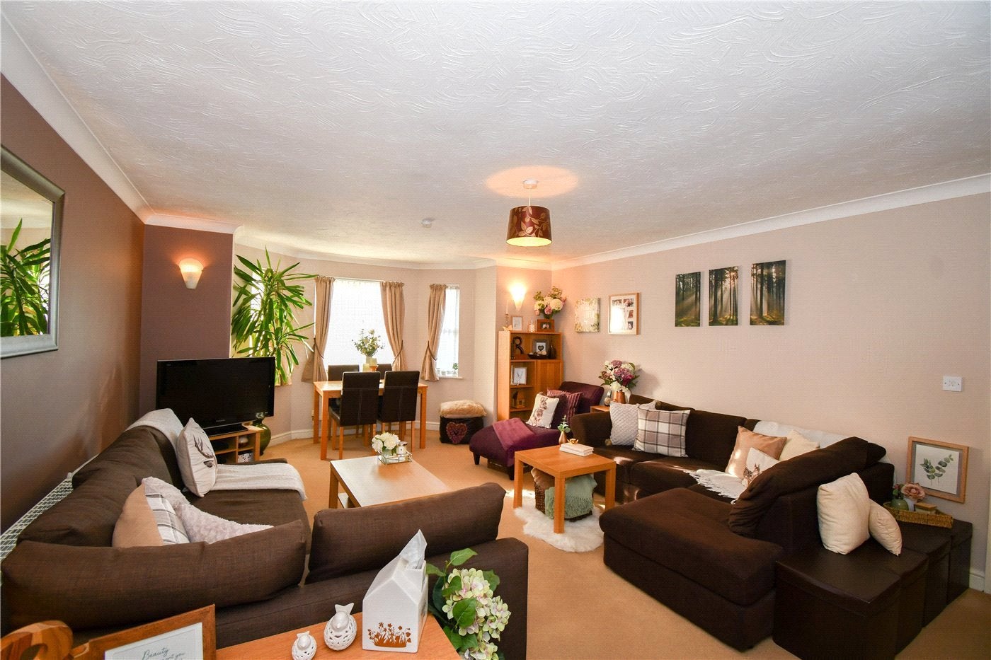 Flat Ladybower Close in Moreton