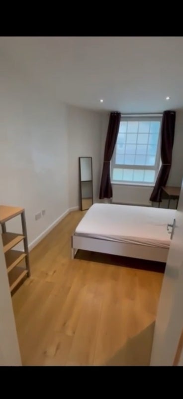 Flat Pardoner Street in Greater London