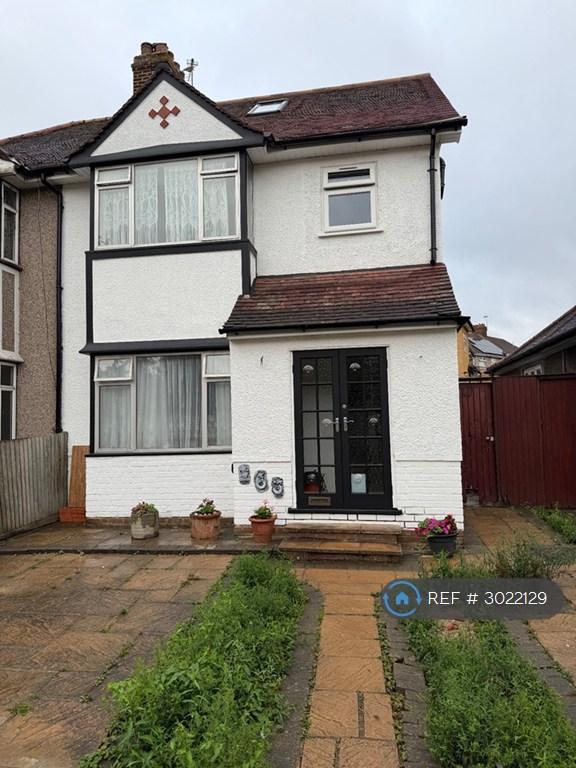 Room Holmwood Close in Greater London
