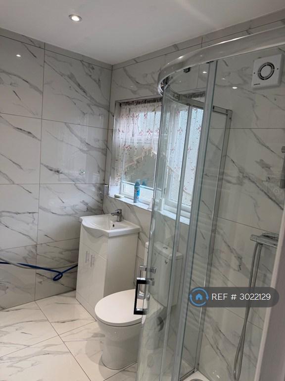 Room Holmwood Close in Greater London