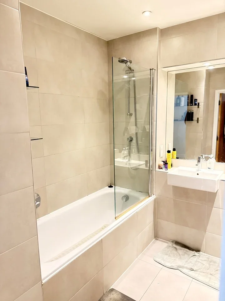 Room Kew Bridge Road in Greater London