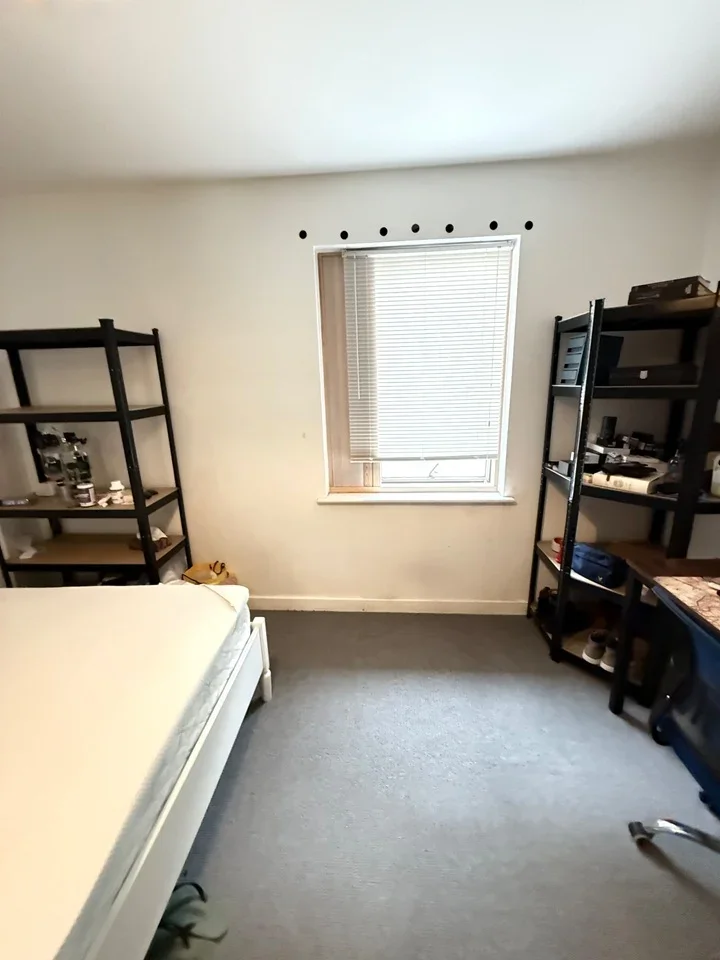 Room Kew Bridge Road in Greater London