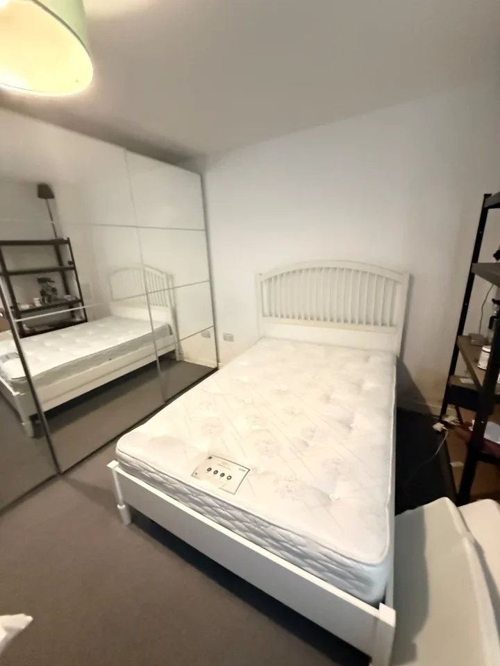 Room Kew Bridge Road in Greater London