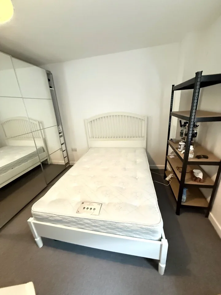 Room Kew Bridge Road in Greater London