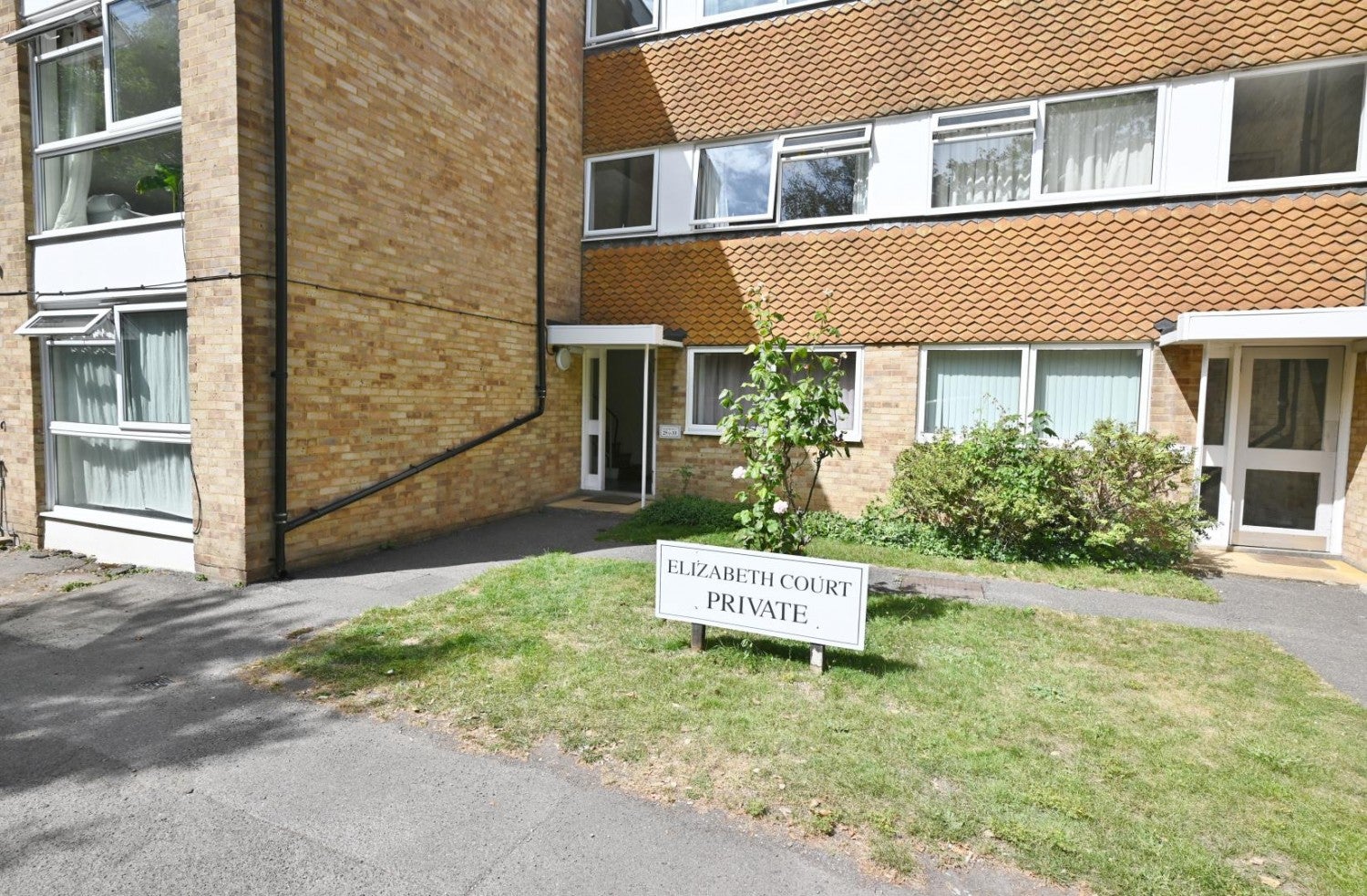 Flat Hampton Road in Greater London