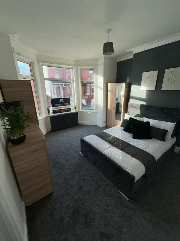 Room Kensington Avenue in Manchester