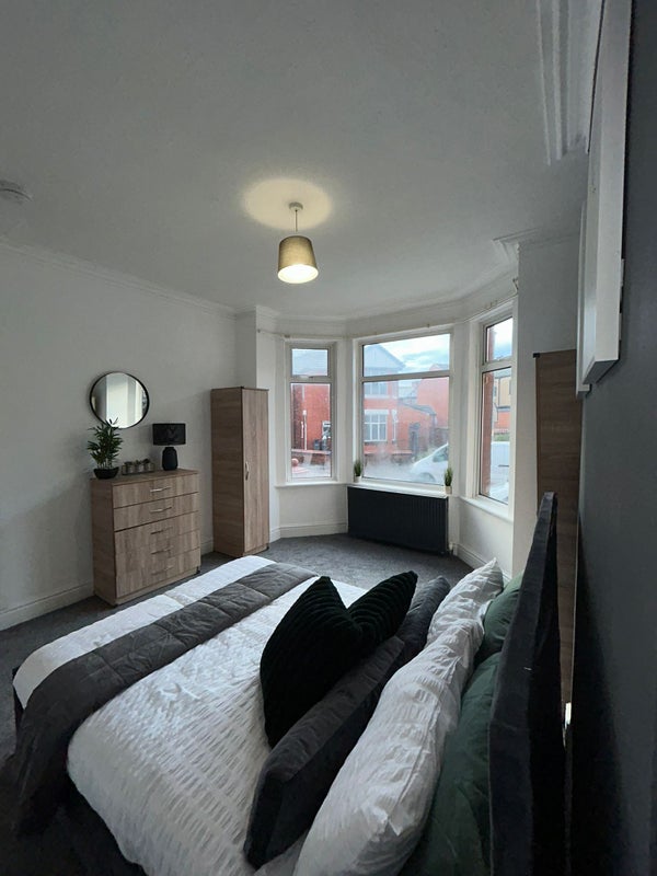 Room Kensington Avenue in Manchester