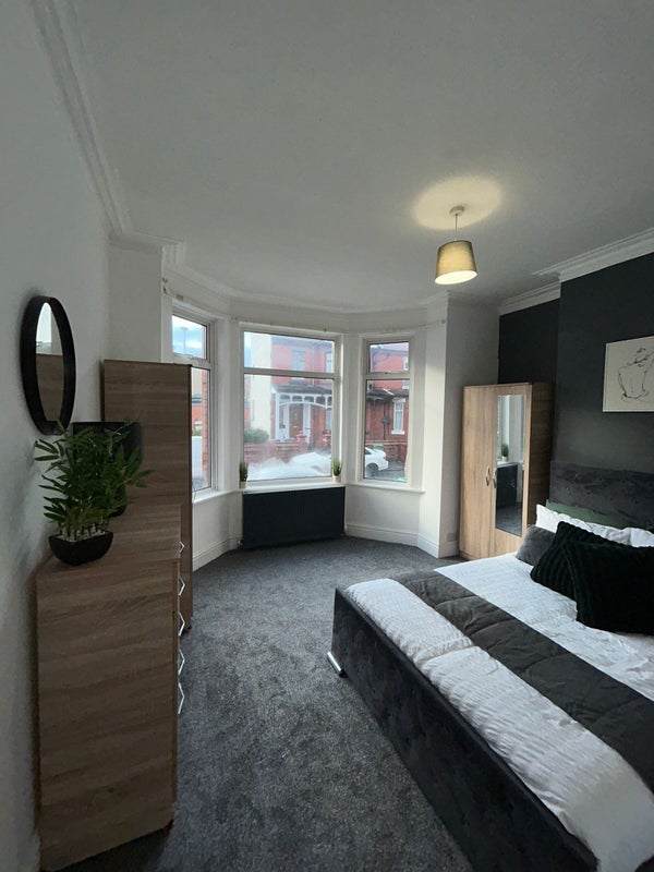 Room Kensington Avenue in Manchester