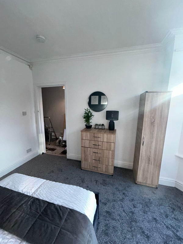 Room Kensington Avenue in Manchester