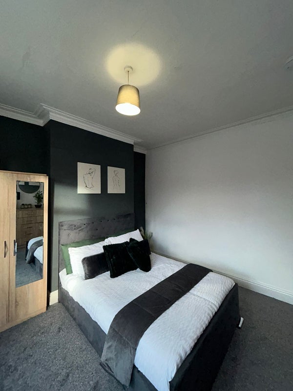 Room Kensington Avenue in Manchester